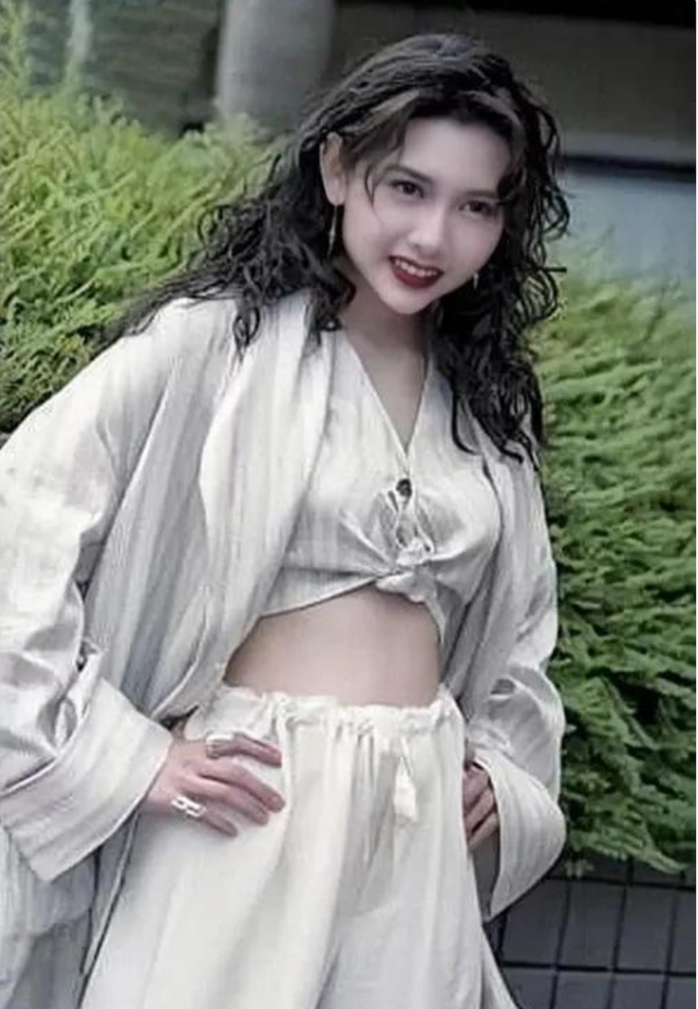 7位“一脱成名”的女星,有人成一线有人嫁豪门,有人成“癫王”