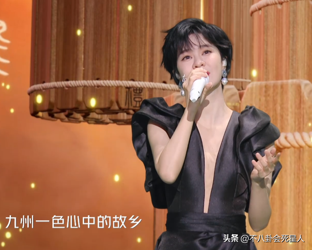 26位女星跨年斗艳:杨幂短裙裹貂,娜扎紧身亮片,个个出狠招