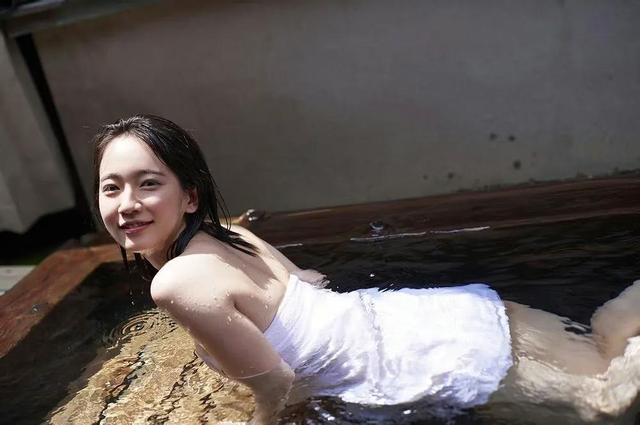 吉冈里帆温泉写真,肤如凝脂,漂亮得让人脸红的可爱女人