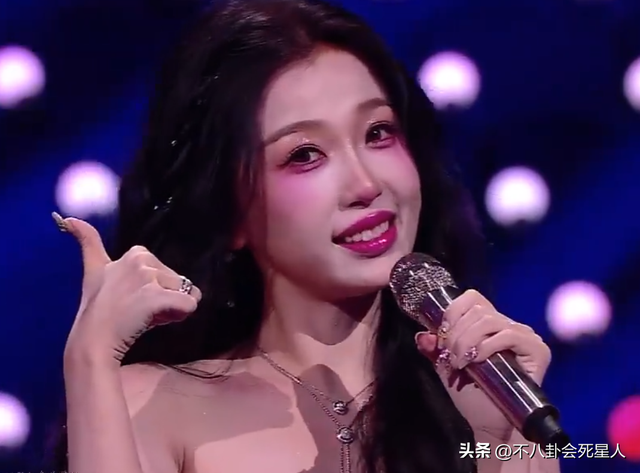 26位女星跨年斗艳:杨幂短裙裹貂,娜扎紧身亮片,个个出狠招