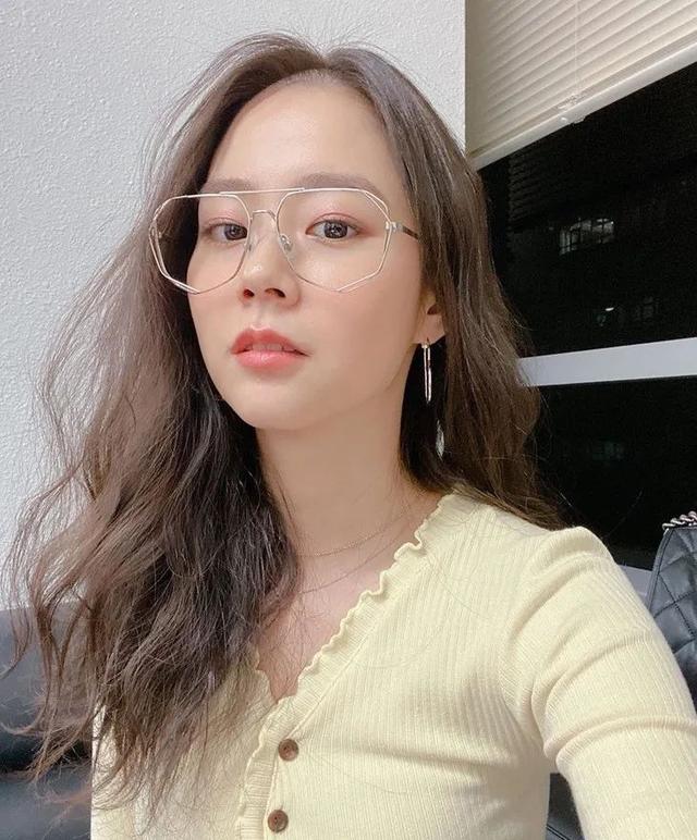 歐陽娜娜只是短暫地做了一下BM女孩，但這件打底衫她會愛很久