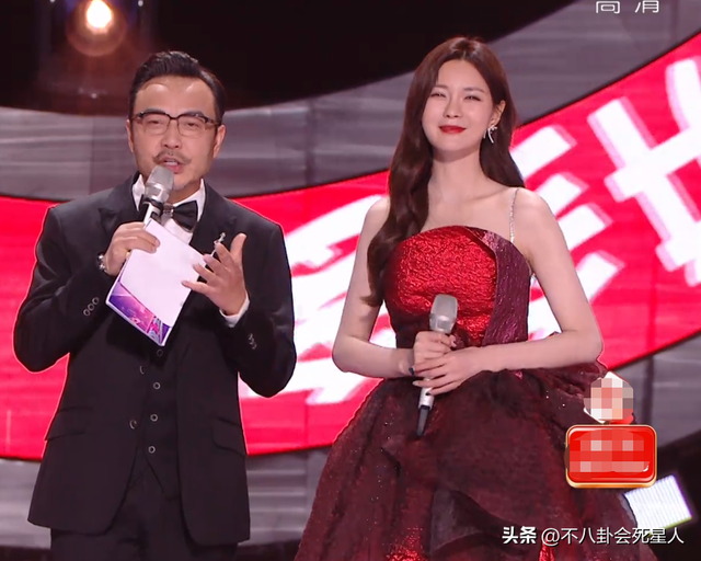 26位女星跨年斗艳:杨幂短裙裹貂,娜扎紧身亮片,个个出狠招