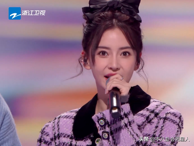 26位女星跨年斗艳:杨幂短裙裹貂,娜扎紧身亮片,个个出狠招