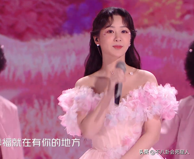 26位女星跨年斗艳:杨幂短裙裹貂,娜扎紧身亮片,个个出狠招