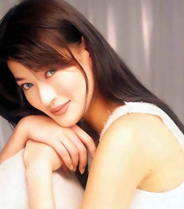 7位“一脱成名”的女星,有人成一线有人嫁豪门,有人成“癫王”