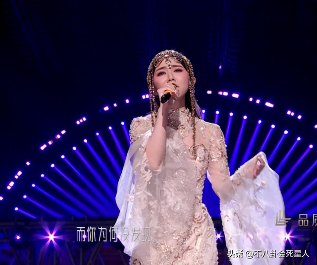 26位女星跨年斗艳:杨幂短裙裹貂,娜扎紧身亮片,个个出狠招