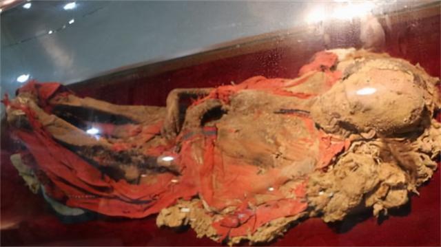 2003年新疆挖出女干尸,骨骼纹路清晰,嘴唇还涂着2700年前的口红