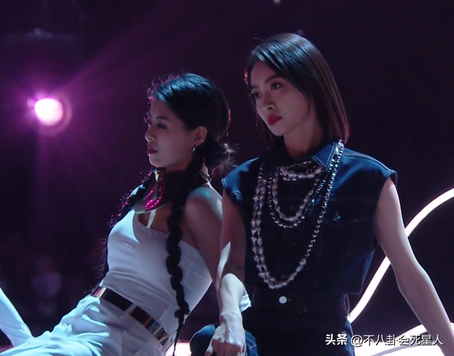 26位女星跨年斗艳:杨幂短裙裹貂,娜扎紧身亮片,个个出狠招