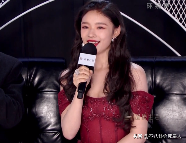 26位女星跨年斗艳:杨幂短裙裹貂,娜扎紧身亮片,个个出狠招