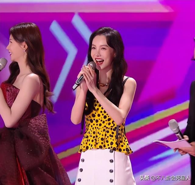 26位女星跨年斗艳:杨幂短裙裹貂,娜扎紧身亮片,个个出狠招