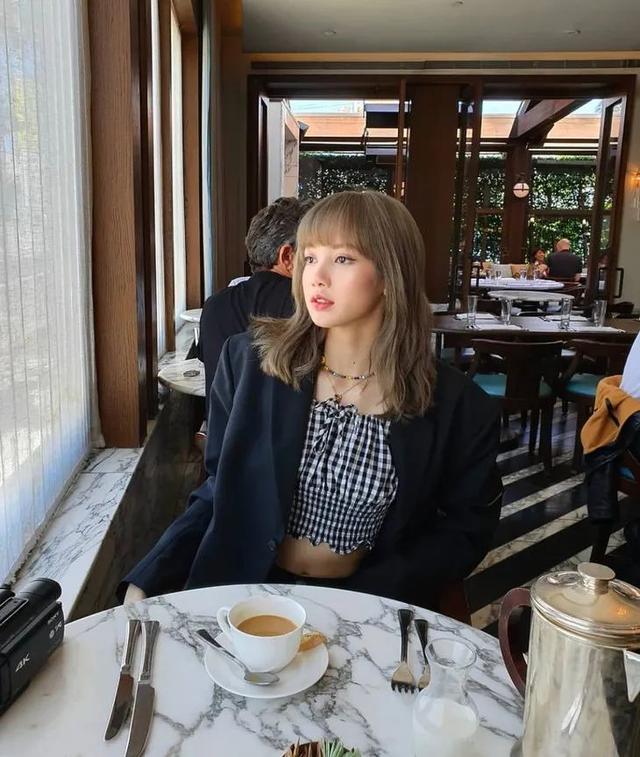 歐陽娜娜只是短暫地做了一下BM女孩，但這件打底衫她會愛很久