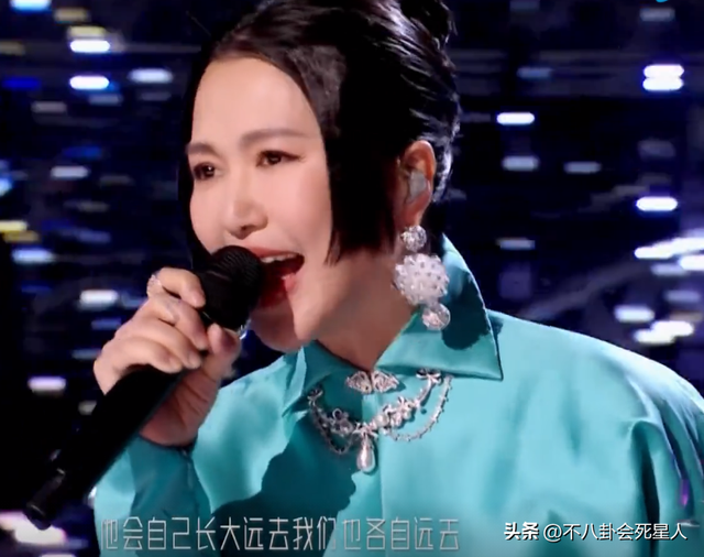 26位女星跨年斗艳:杨幂短裙裹貂,娜扎紧身亮片,个个出狠招