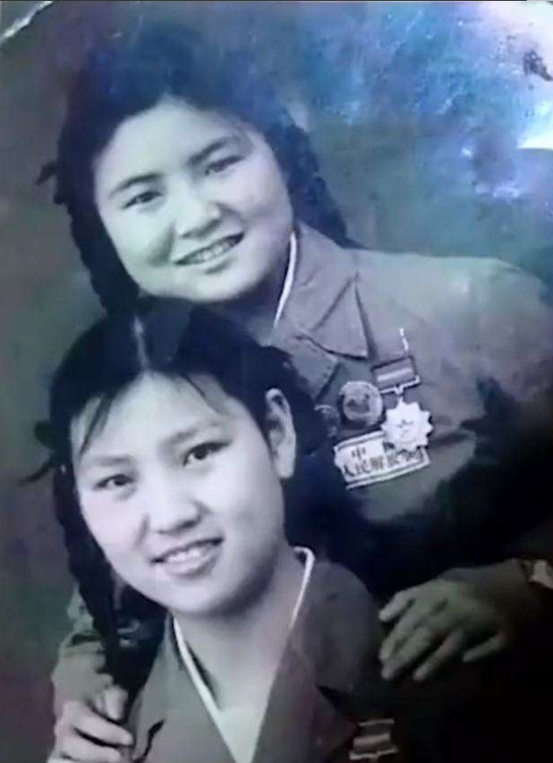 她23歲為國(guó)犧牲，父親哭瞎了雙眼，弟弟苦尋64年后在墓地痛哭