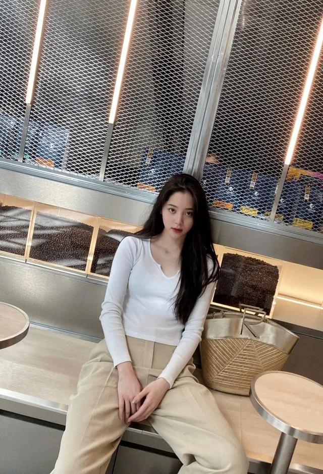 歐陽娜娜只是短暫地做了一下BM女孩，但這件打底衫她會愛很久