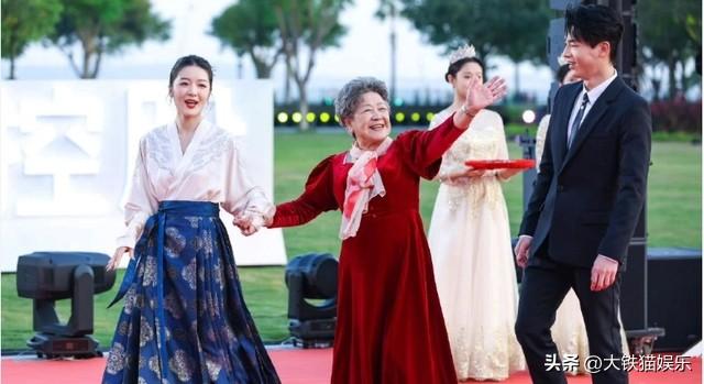 恭喜！女星红毯斗艳“风向”变了，捂得严实还艳压群芳，才是真美