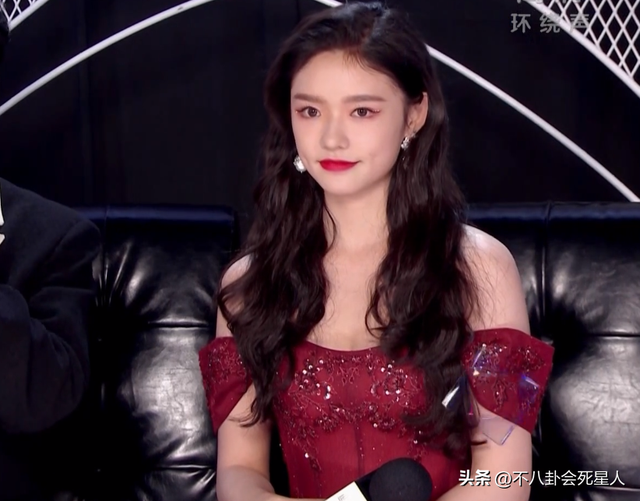 26位女星跨年斗艳:杨幂短裙裹貂,娜扎紧身亮片,个个出狠招