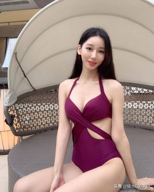性感美女穿舒适比基尼泳衣,凸显迷人性感身材和曼妙曲线