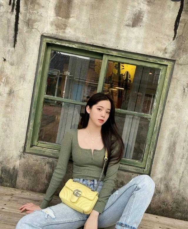 歐陽娜娜只是短暫地做了一下BM女孩，但這件打底衫她會愛很久