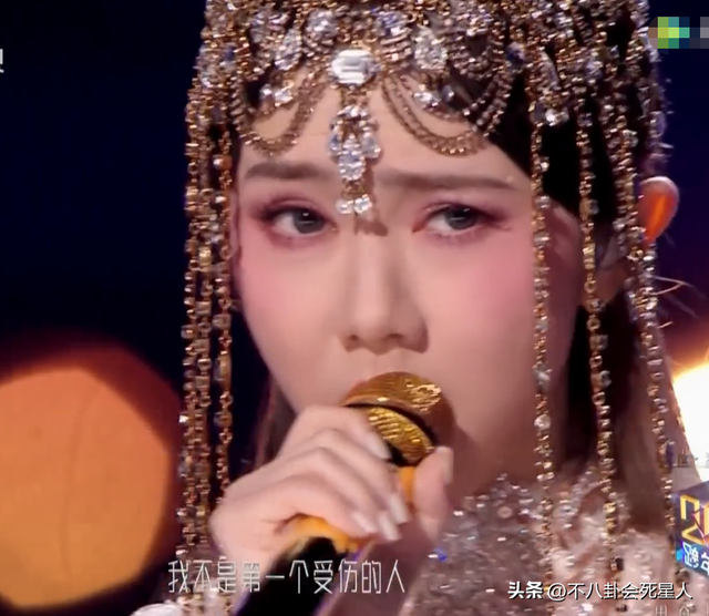 26位女星跨年斗艳:杨幂短裙裹貂,娜扎紧身亮片,个个出狠招