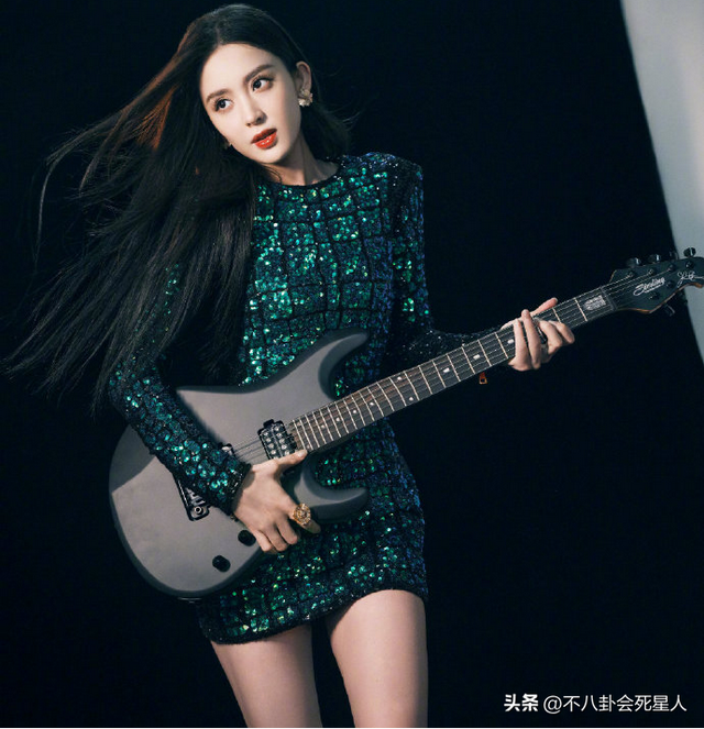26位女星跨年斗艳:杨幂短裙裹貂,娜扎紧身亮片,个个出狠招