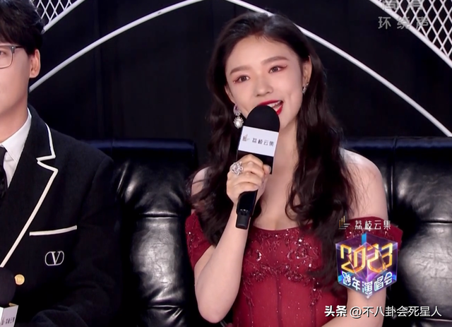 26位女星跨年斗艳:杨幂短裙裹貂,娜扎紧身亮片,个个出狠招
