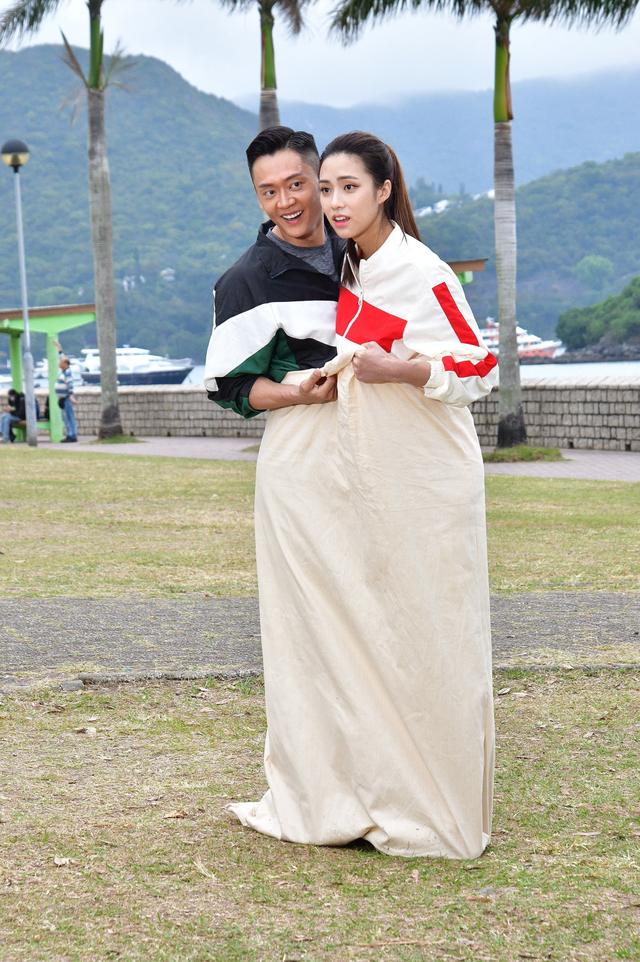 TVB女星户外拍亲密戏遭大爷大妈围观,满地翻滚最担心中招狗屎