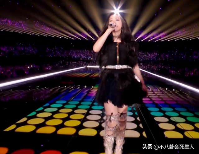 26位女星跨年斗艳:杨幂短裙裹貂,娜扎紧身亮片,个个出狠招