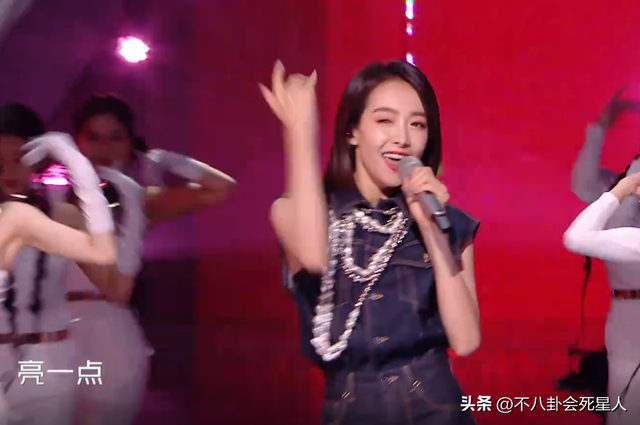 26位女星跨年斗艳:杨幂短裙裹貂,娜扎紧身亮片,个个出狠招