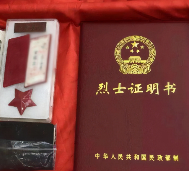 她23歲為國(guó)犧牲，父親哭瞎了雙眼，弟弟苦尋64年后在墓地痛哭