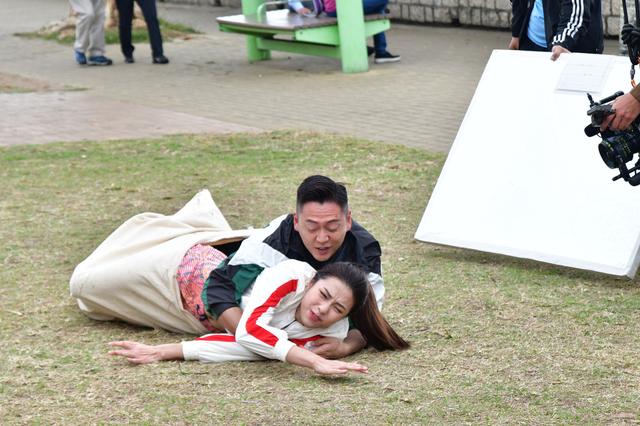 TVB女星户外拍亲密戏遭大爷大妈围观,满地翻滚最担心中招狗屎