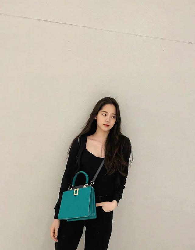 歐陽娜娜只是短暫地做了一下BM女孩，但這件打底衫她會愛很久