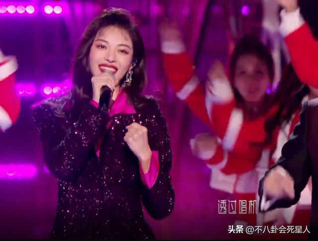 26位女星跨年斗艳:杨幂短裙裹貂,娜扎紧身亮片,个个出狠招
