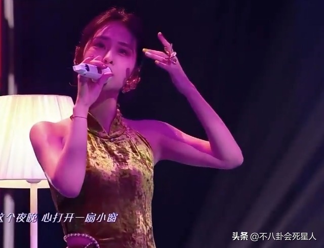 26位女星跨年斗艳:杨幂短裙裹貂,娜扎紧身亮片,个个出狠招
