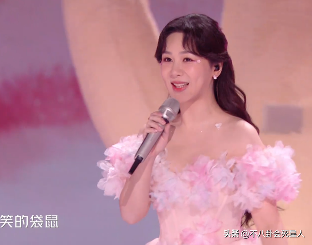 26位女星跨年斗艳:杨幂短裙裹貂,娜扎紧身亮片,个个出狠招