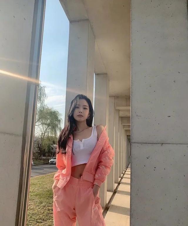 歐陽娜娜只是短暫地做了一下BM女孩，但這件打底衫她會愛很久