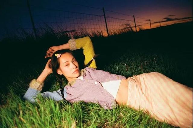 歐陽娜娜只是短暫地做了一下BM女孩，但這件打底衫她會愛很久