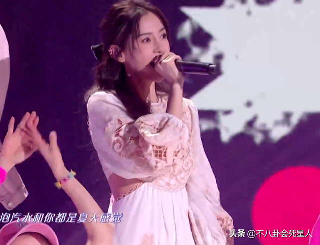 26位女星跨年斗艳:杨幂短裙裹貂,娜扎紧身亮片,个个出狠招
