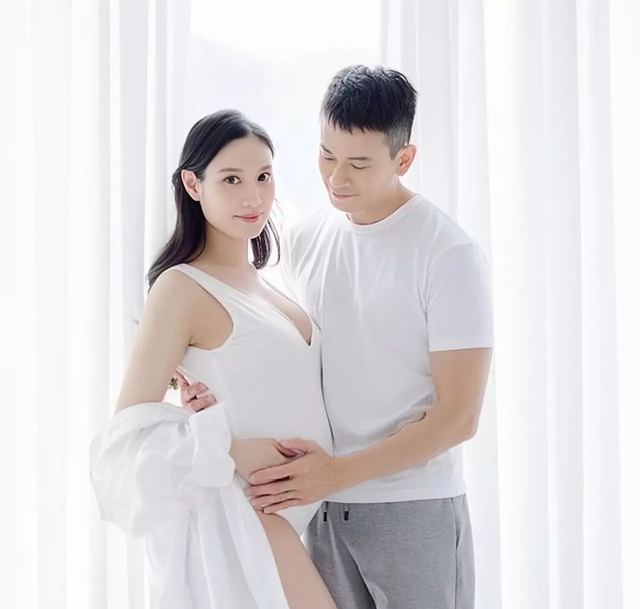 香港美女主播懷孕9月臨盆在即！曬寫(xiě)真身材豐滿(mǎn)，皮膚白到發(fā)光