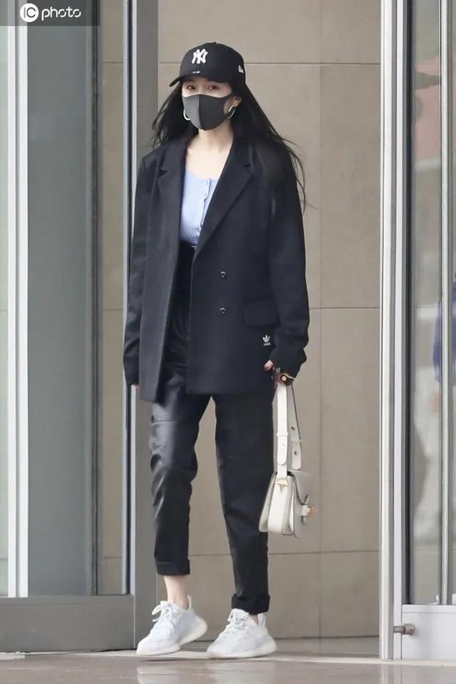 歐陽娜娜只是短暫地做了一下BM女孩，但這件打底衫她會愛很久