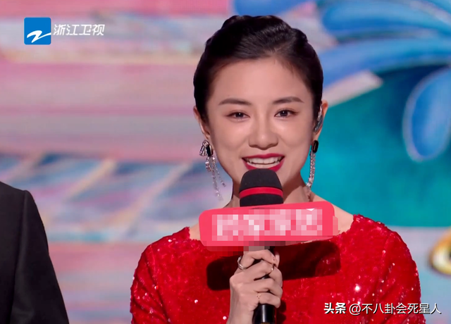 26位女星跨年斗艳:杨幂短裙裹貂,娜扎紧身亮片,个个出狠招