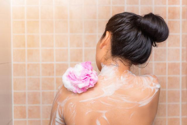 女生的屁股后面,为啥会有两坨“黑印子”?扒一扒女生的小秘密