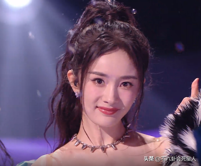 26位女星跨年斗艳:杨幂短裙裹貂,娜扎紧身亮片,个个出狠招