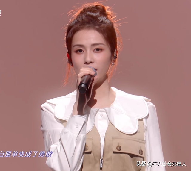 26位女星跨年斗艳:杨幂短裙裹貂,娜扎紧身亮片,个个出狠招