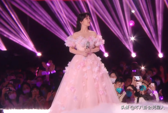 26位女星跨年斗艳:杨幂短裙裹貂,娜扎紧身亮片,个个出狠招