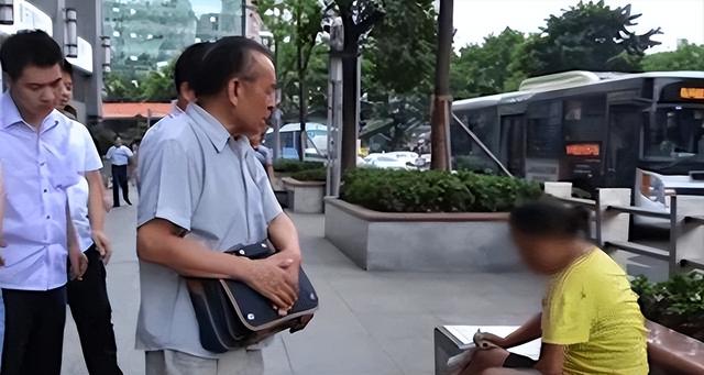 失踪9月,女博士挺孕肚流落街头,发疯坐路边傻笑,到底经历了什么?
