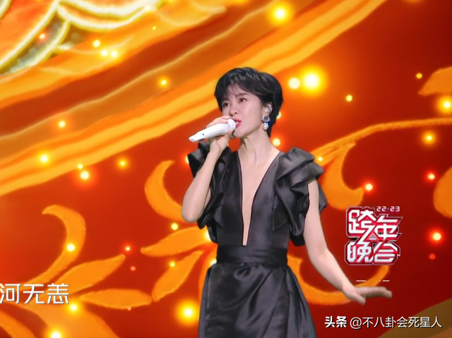 26位女星跨年斗艳:杨幂短裙裹貂,娜扎紧身亮片,个个出狠招