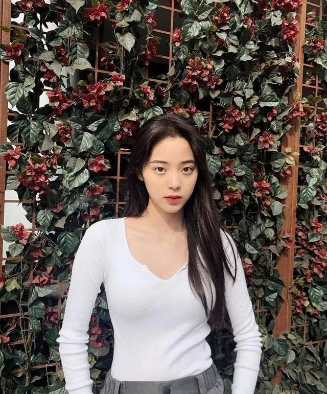 歐陽娜娜只是短暫地做了一下BM女孩，但這件打底衫她會愛很久