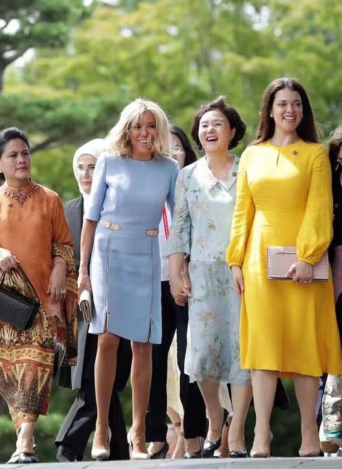 法国夫人又瘦了!穿黑色西装露出“排骨胸”,挽手老公气质很般配