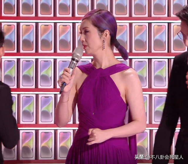 26位女星跨年斗艳:杨幂短裙裹貂,娜扎紧身亮片,个个出狠招