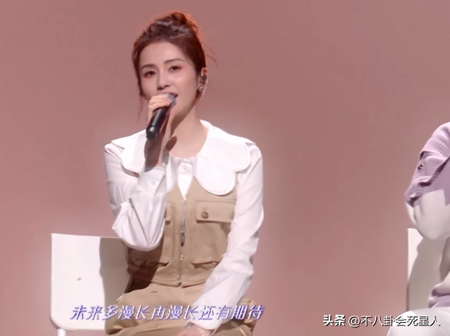 26位女星跨年斗艳:杨幂短裙裹貂,娜扎紧身亮片,个个出狠招